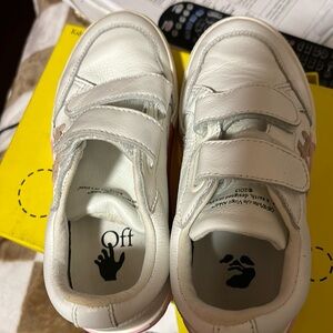 OffWhite pink and white excellent condition.🔥🔥🔥